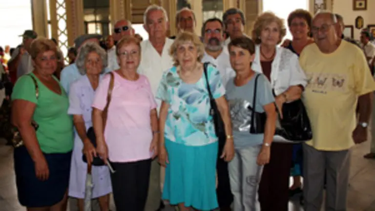  Regueiro y Mart&iacute;nez &ndash;en el centro&ndash;, con directivos gallegos en Cuba festejando el centenario.