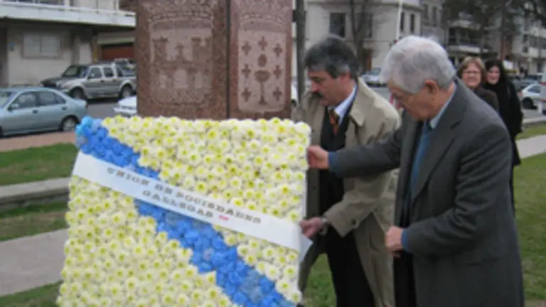  El presidente de la Uni&oacute;n, Eduardo Alonso, y el secretario Miras colocan la ofrenda floral al pie del monumento a Rosal&iacute;a de Castro en la plaza Galicia.