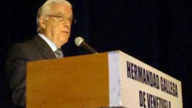  Eduardo Meil&aacute;n S&aacute;nchez, recita &lsquo;Alba da Groria&rsquo;, durante la celebraci&oacute;n del D&iacute;a da Patria Galega, realizado en el Teatro &lsquo;Rosal&iacute;a de Castro&rsquo;de la HGV.