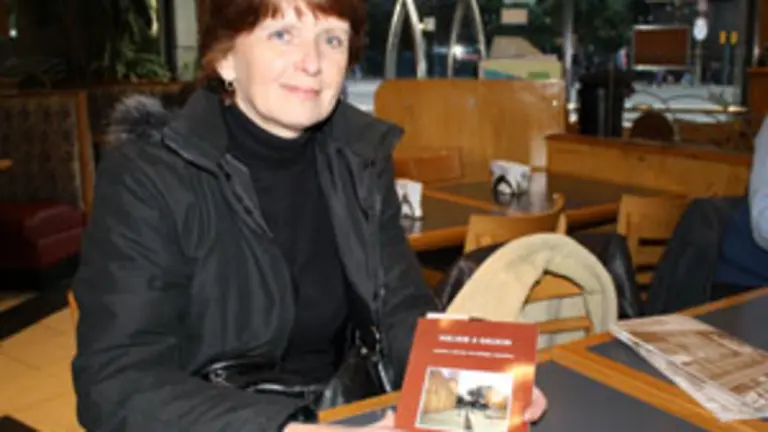  Mar&iacute;a Gonz&aacute;lez muestra un ejemplar de su libro titulado &lsquo;Volver a Galicia&rsquo;.