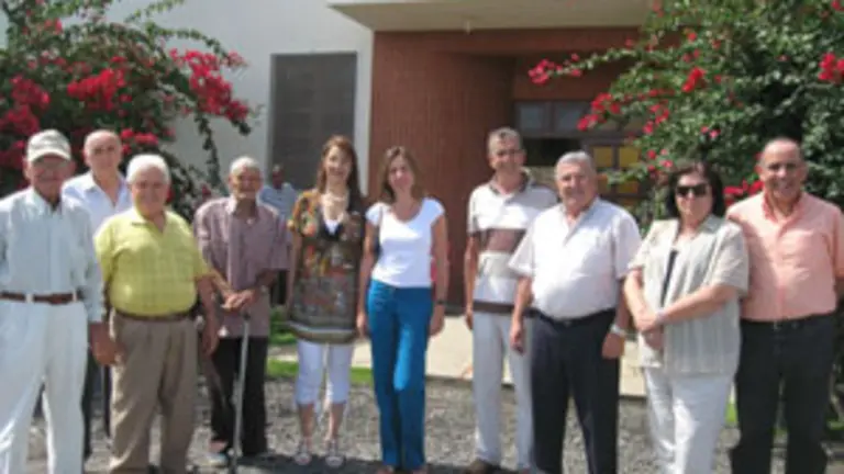  De dcha. a izqda.: Jacinto Pérez Acosta, Guillermina Hernández Martín, Matías Morales Morales, Miguel Ángel Machín, Elsa Casas Cabello y Mª Carmen Alonso, acompañados de mayores canarios, durante su visita al Hotel Escuela del Hogar Canario.