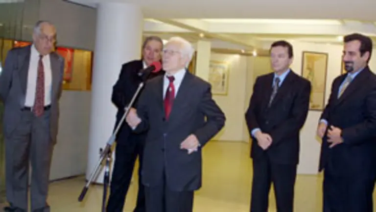  Manuel Cordeiro se dirige a los presentes, durante la inauguraci&oacute;n de la muestra.