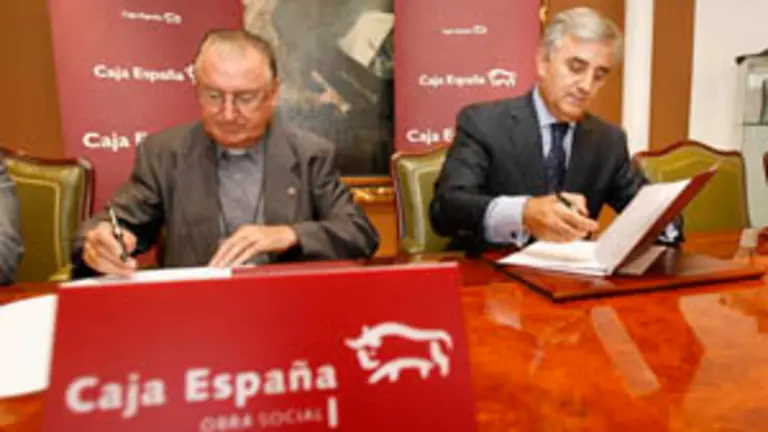  El director de Caja España y el presidente de Fundación Hombres Nuevos,  en la firma del acuerdo.