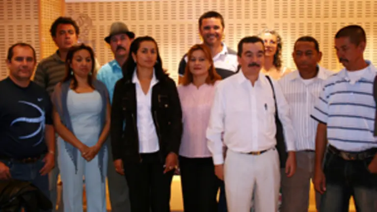  Rafael Palacios posa con los refugiados colombianos acogidos por la Agencia de Cooperaci&oacute;n al Desarrollo.