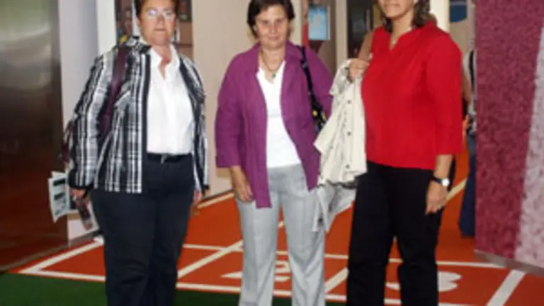  La consejera Mar&iacute;a Jos&eacute; Ramos, flanqueada por Teresa Ordiz y Ana Rivas, a su llegada a la Feria.