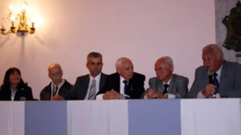  De izda.a a dcha.: Mariana Vicat, autora del libro; Manuel Garc&iacute;a; Alejandro L&oacute;pez; Benito Blanco; Jos&eacute; Castelao y Manuel P&eacute;rez.