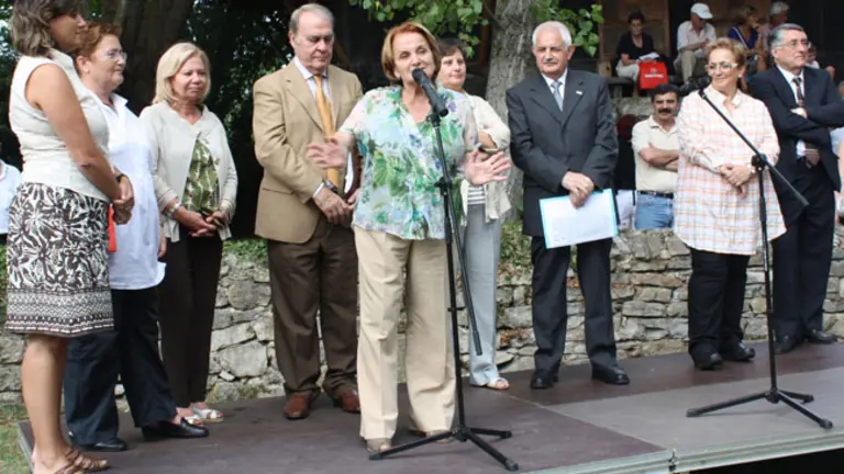 Las autoridades y el galardonado prestan atenci&oacute;n a la intervenci&oacute;n de la alcaldesa de Gij&oacute;n.