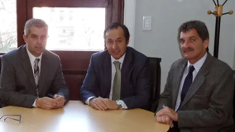  Alejandro L&oacute;pez Dobarro -a la izda.-, durante la reuni&oacute;n.