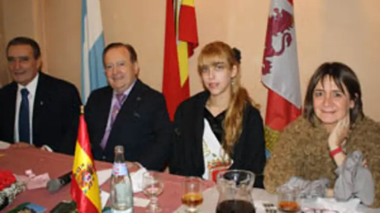  Pedro Bello, José Luis García, Micaela Álvaro y Julia Díaz presidieron el almuerzo.