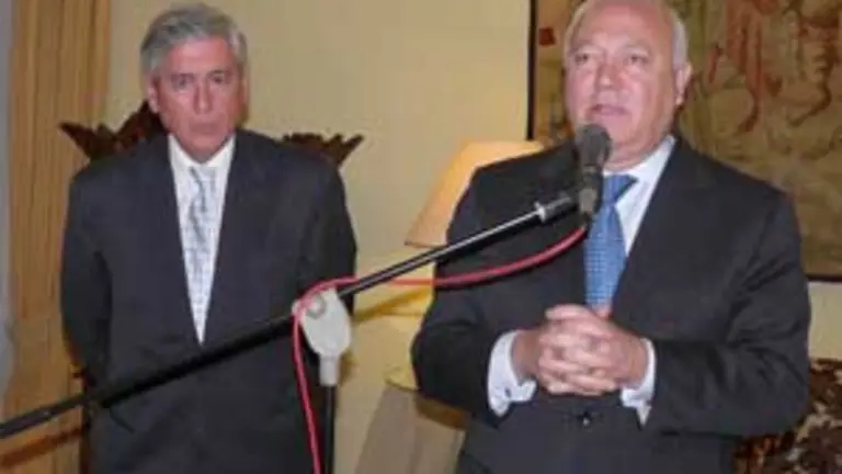 El ministro de Asuntos Exteriores y Cooperación, M. A. Moratinos, con el embajador Dámaso de Lario Ramírez .