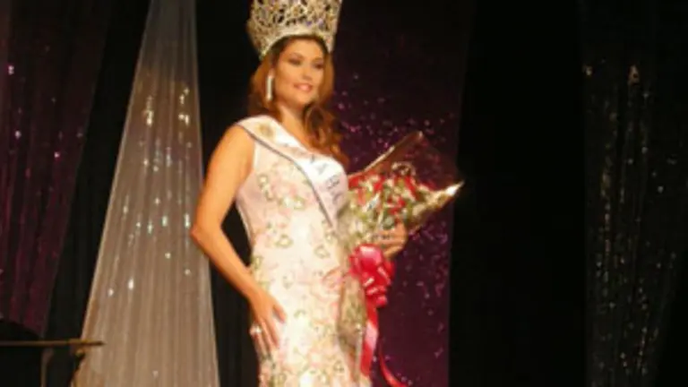  Lereyka Pérez se convirtió en la Reina del Hogar Canario Venezolano 2009.