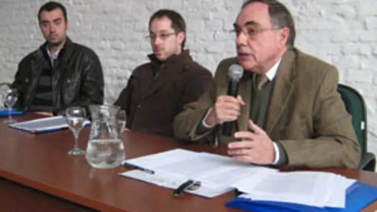  Carlos Zubillaga, director del CEGAL, durante su disertaci&oacute;n.