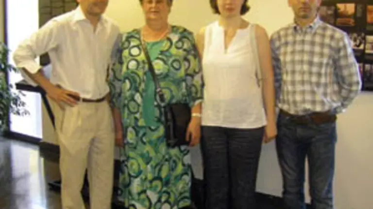  Luc&iacute;a G&oacute;mez, concelleira de Cultura de Vedra, xunto aos hitoriadores Xurxo Cerdeira e Manoel Carrete, e a presidenta da  I.G. de Mollet, Isabel Ares.