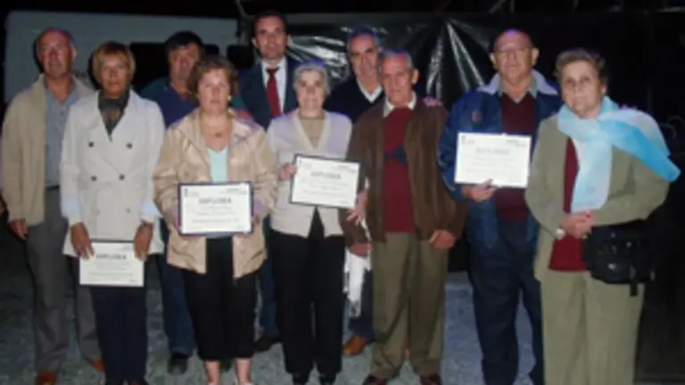  Los emigrantes de Suiza posan con sus diplomas.