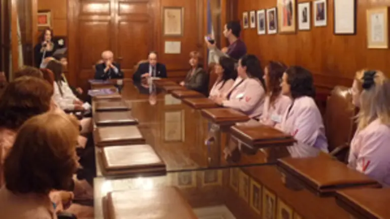  Castelao Braga&ntilde;a -al fondo- durante la inauguraci&oacute;n del curso.