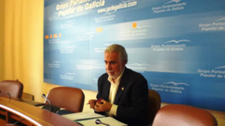  Santalices en la rueda de prensa que acaba de ofrecer en el Parlamento.