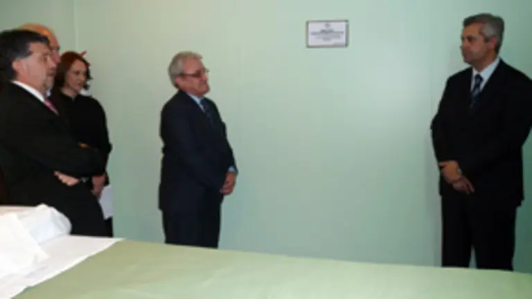  L&oacute;pez Dobarro y Julio Mart&iacute;nez, durante el recorrido a las instalaciones del Hospital. 