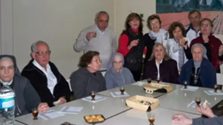 Un momento del brindis con las hermanas del colegio religioso.