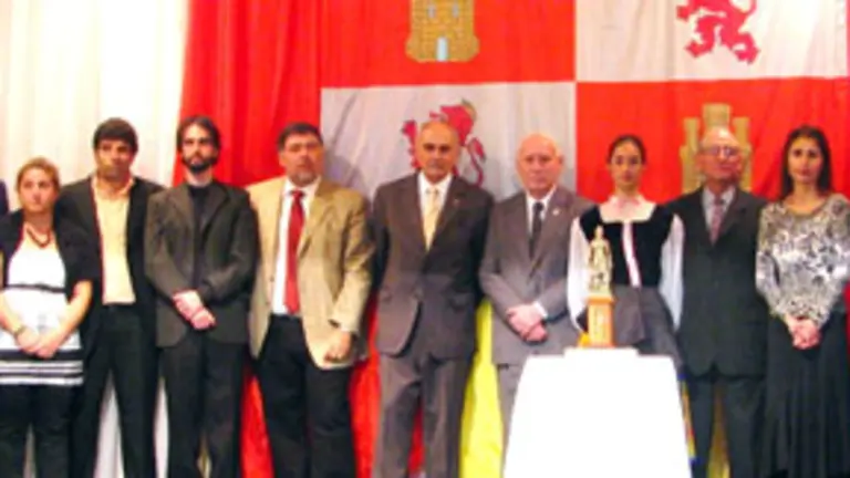  Todos los directivos salieron al escenario para la entrega de la estatuilla del ‘Cid Campeador’ a Pedro Bello.