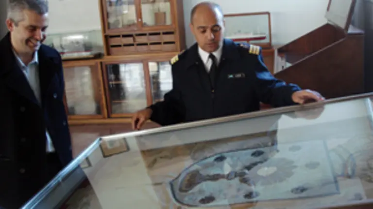  Alejandro L&oacute;pez Dobarro, con el comandante Horacio V&aacute;zquez, durante la visita a la Escuela.
