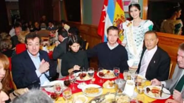  El presidente de la Casa de Madrid, el nuevo cónsul, autoridades de la ciudad y la ‘reina’ de la institución.