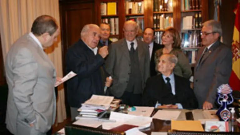  Directivos de la entidad, encabezados por su presidente, le entregaron al director de la C&aacute;tedra Espa&ntilde;a de la UCES el diploma acreditativo.