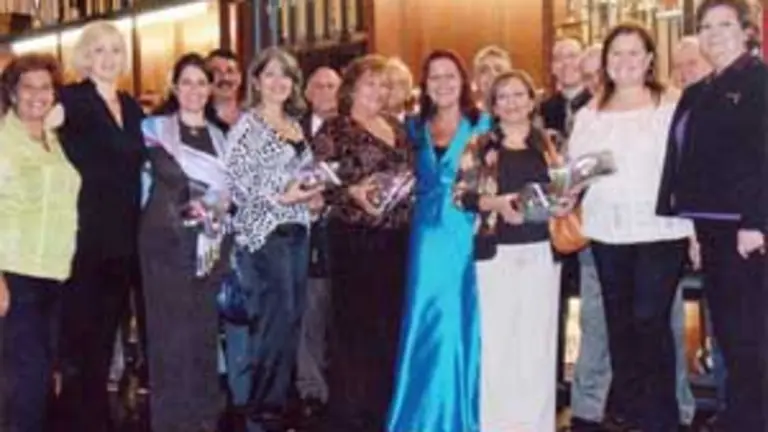  El actual Comité de Damas, regaló unas orquídeas a las integrantes del Comité de Damas anterior.