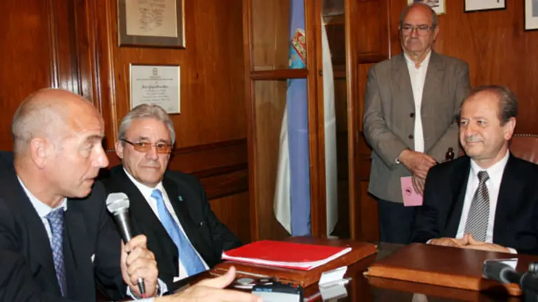  Santiago Camba expresa su satisfacci&oacute;n por la r&uacute;brica del acuerdo, en la sala de juntas del Centro Gallego de Buenos Aires.