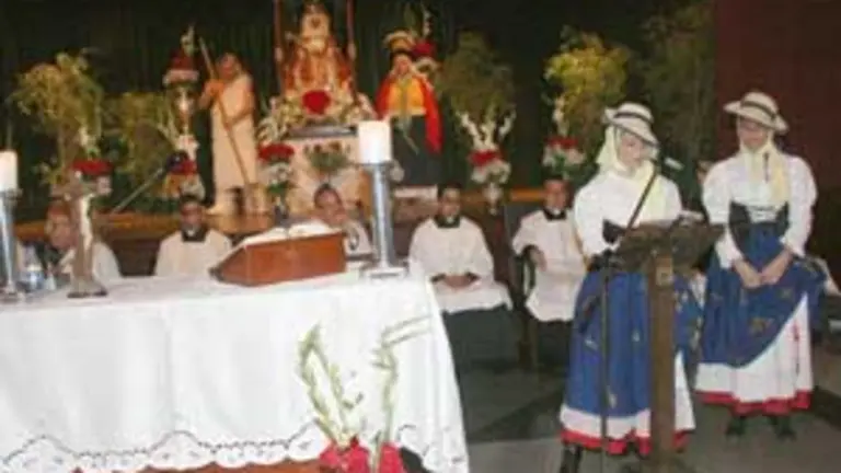 Dos jóvenes intervienen durante las lecturas, en la Santa Misa que se celebró en honor a la Virgen de Candelaria, en el HCV. 