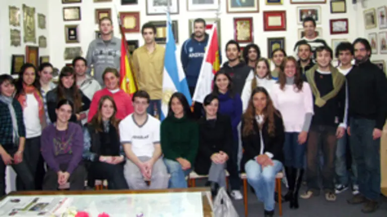  Los viajeros acompañados por integrantes de la comisión de jóvenes del Centro Castilla y León en Mar del Plata.