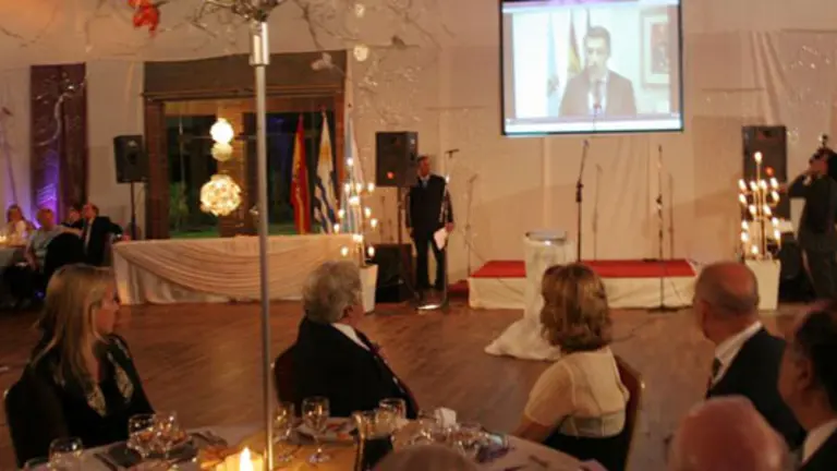  Lacalle y Camba, durante la proyecci&oacute;n del v&iacute;deo del presidente de la Xunta.