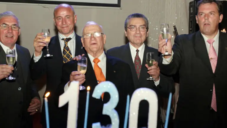  Santiago Camba &ndash;2&ordm; izda.&ndash; con los m&aacute;ximos representantes del Centro Gallego de Montevideo, durante la celebraci&oacute;n del aniversario.