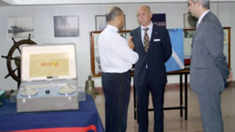 El comandante del Tercio conversa con Santiago Camba y Alejandro L&oacute;pez.