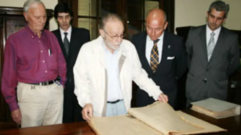 Francisco Lores, acompa&ntilde;ado por el vicepresidente de la Federaci&oacute;n y por el subdirector del MEGA, muestra a Camba y L&oacute;pez los archivos de la entidad.