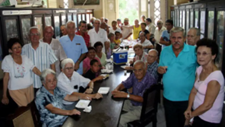  Purri&ntilde;os &ndash;a la izda.&ndash;, junto a Orallo y los asociados.