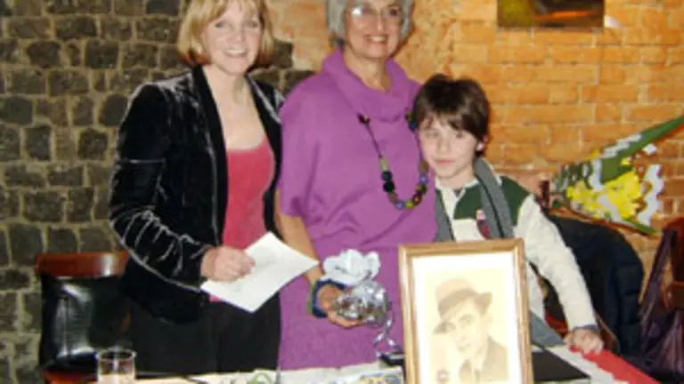  Clotilde Iglesias junto a su nieto Agust&iacute;n y Graciela Pereira, presidenta de &lsquo;Os Gromos&rsquo;.