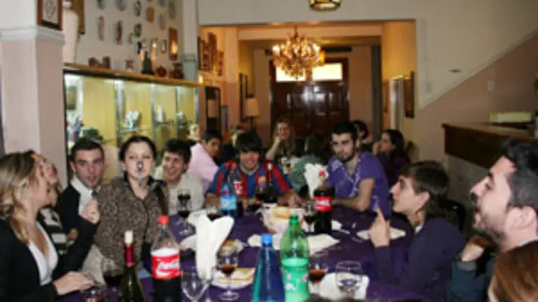  Los j&oacute;venes del conjuno folcl&oacute;rico disfrutaron de la fiesta.