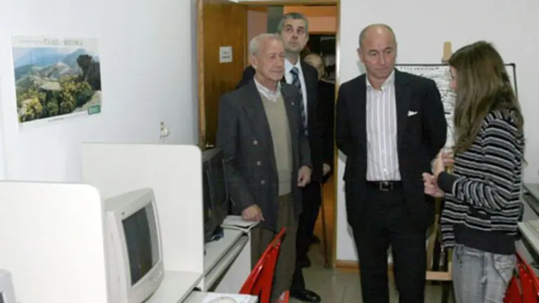  Alenjandra Marcote muestra a Camba la escuela de computaci&oacute;n del Centro Gallego de Jubilados y Pensionistas de Avellaneda.