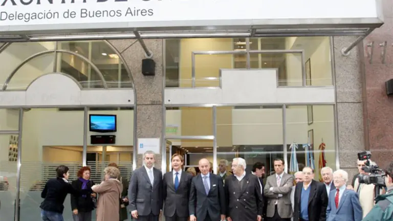 La comitiva posa en la puerta de las nuevas instalaciones de la Delegaci&oacute;n de la Xunta. 