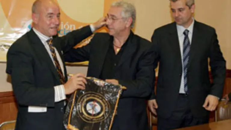   Camba recibe el bander&iacute;n de la Uni&oacute;n de manos de Agiao. 