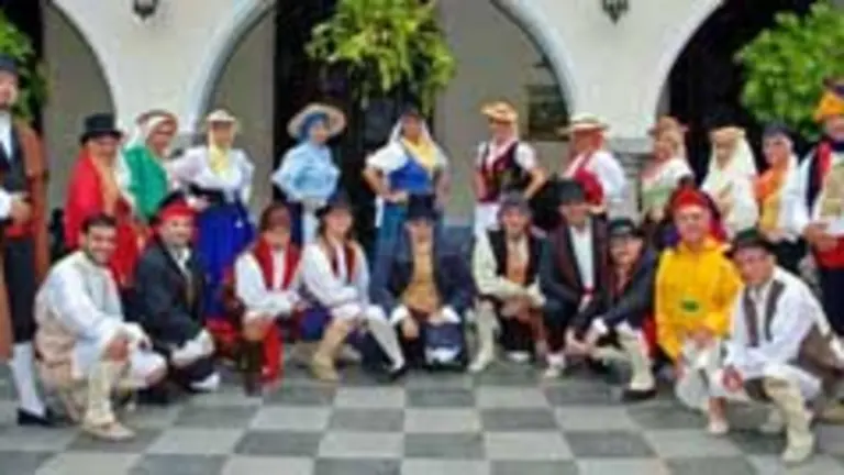  Los integrantes de la Rondalla Típica del HCV posan en el patio de la Casa Colonial de la entidad.