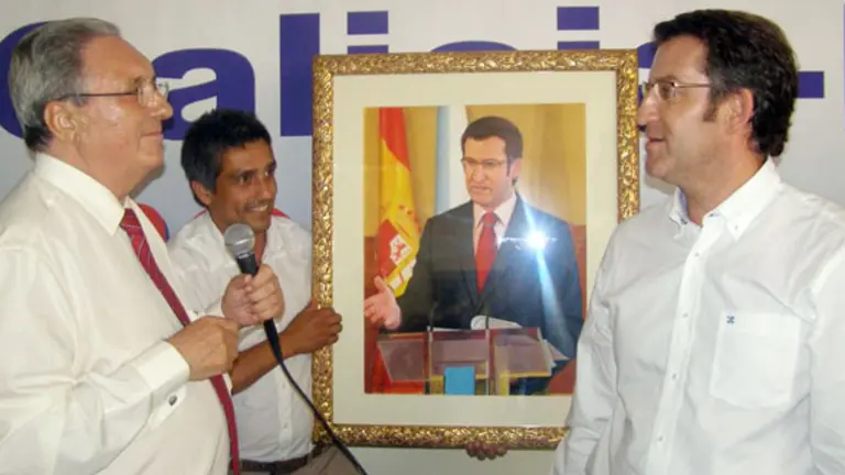  Feij&oacute;o recibe de regalo un retrato realizado por un artista colombiano.