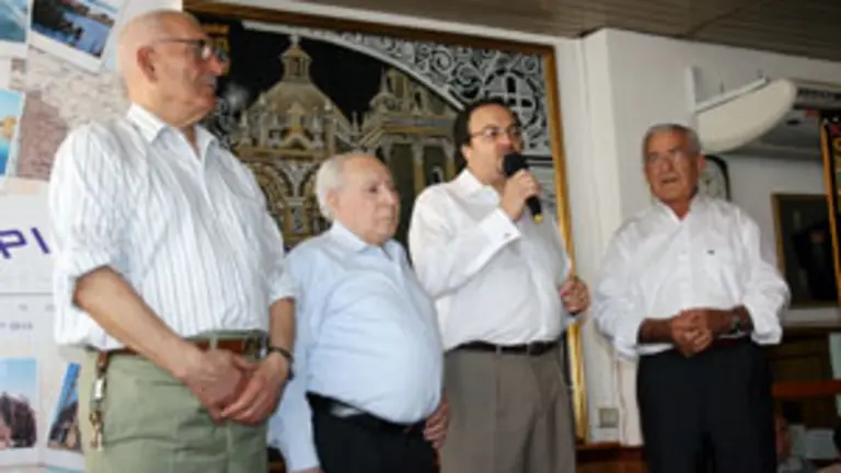  Alfredo Enr&iacute;quez, junto a Arturo Gonz&aacute;lez Gil, Jos&eacute; Mar&iacute;a Seij&oacute;o y Claudi&ntilde;o Cao (socios fundadores de la instituci&oacute;n).