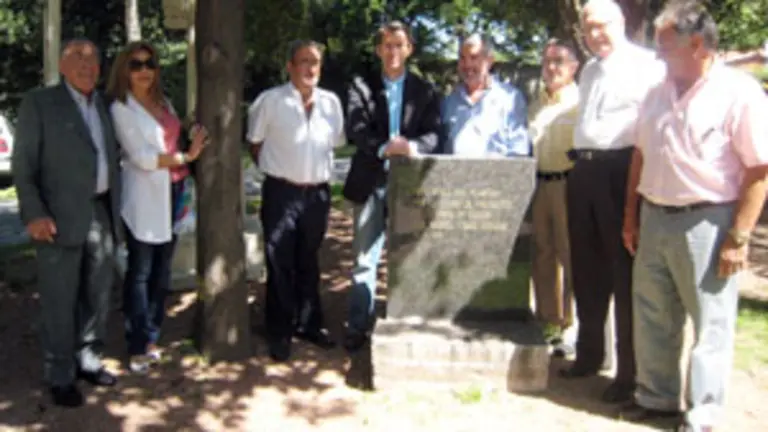  N&uacute;&ntilde;ez Feij&oacute;o y representantes de la emigraci&oacute;n gallega en Uruguay, junto al roble que plant&oacute; Manuel Fraga en las instalaciones del Centro cuando era presidente de la Xunta, en 1994.