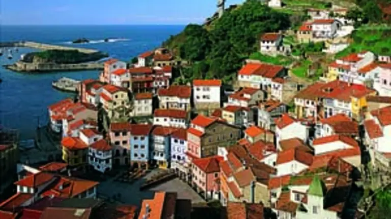  Panor&aacute;mica del pueblo de Cudillero.