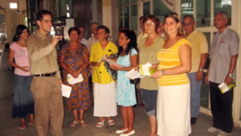 Sixto G&oacute;mez dirige a los alumnos para cantar el himno gallego.
