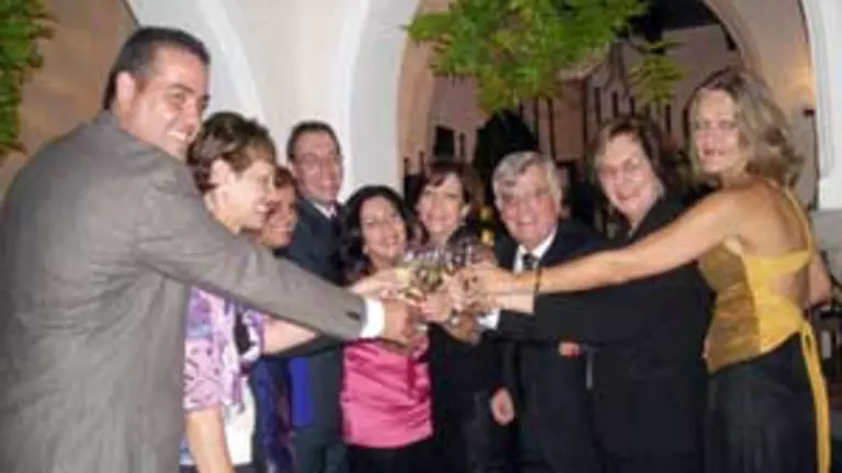  Los directivos de Fedecanarias brindan con cava por este nuevo aniversario del ente federativo. 