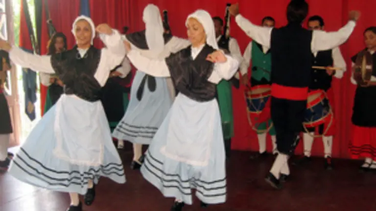  El cuerpo de baile de la FAAC bail&oacute; con gran ilusi&oacute;n durante la velada.