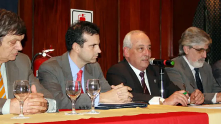  Rafael M&eacute;ndez -en el centro-, durante la asamblea general de la Asociaci&oacute;n de Empresarios Gallegos de Argentina (AEGA).