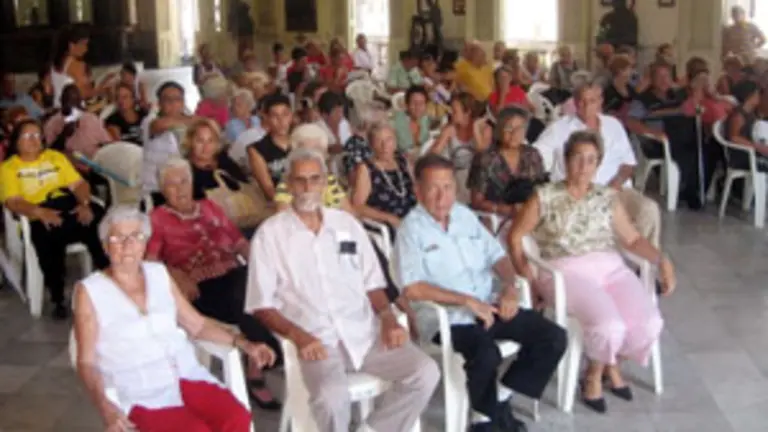  La presidenta de la entidad, Josefina Rodr&iacute;guez &ndash;izqda.&ndash; con la junta directiva de la sociedad.